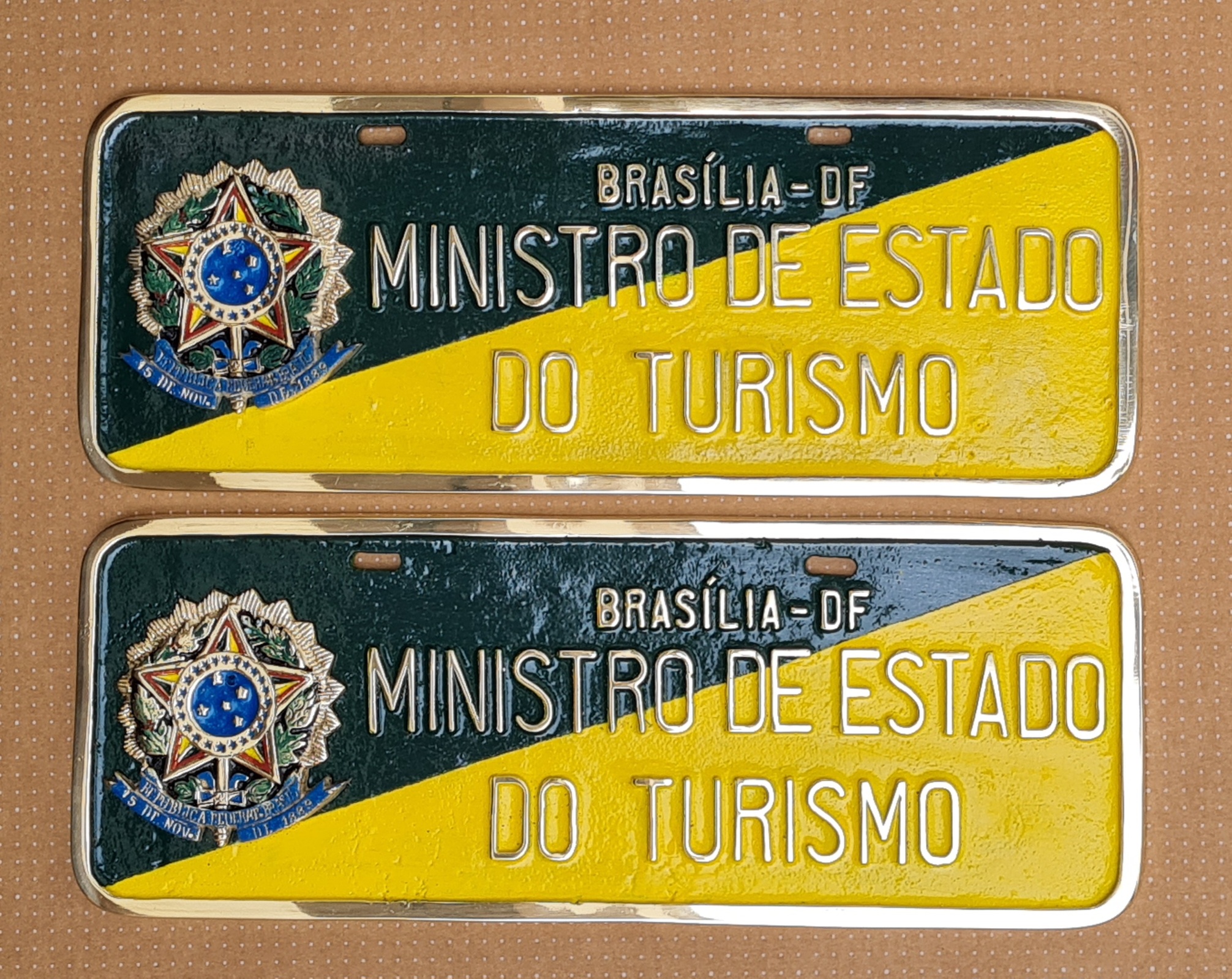 PLACA DE CARRO OFICIAL EM BRONZE FUNDIDO